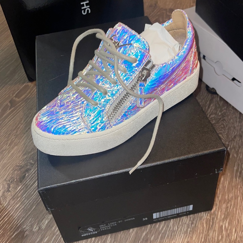 Women’s Giuseppe sneakers size 35, US size 5.